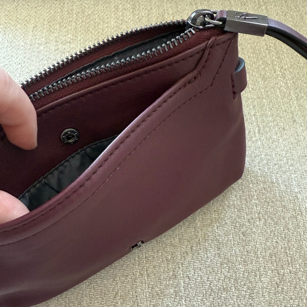 Simply Vera by Vera Wang 🔮Burgundy Wristlet 🔮 NEW WITHOUT TAGS - Picture 8 of 9